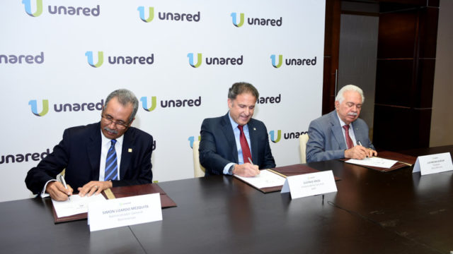 Simón Lizardo Mézquita, Gustavo Ariza y Luis Molina Achécar, presidente del Banco BHD León, firman un acuerdo para incorporar a APAP a Unared.