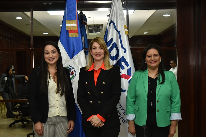 Anna Cristina Hernández, María Teresa Ferreiro y Mildred Suberví